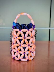Sac à main Ayala – Mini sac perlé artisanal africain rose pêche et violet