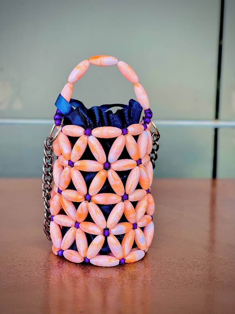 WhatsApp Image 2026-03-18 at 16.11.30 (2) Sac à main Ayala – Mini sac perlé artisanal africain rose pêche et violet – Image 1