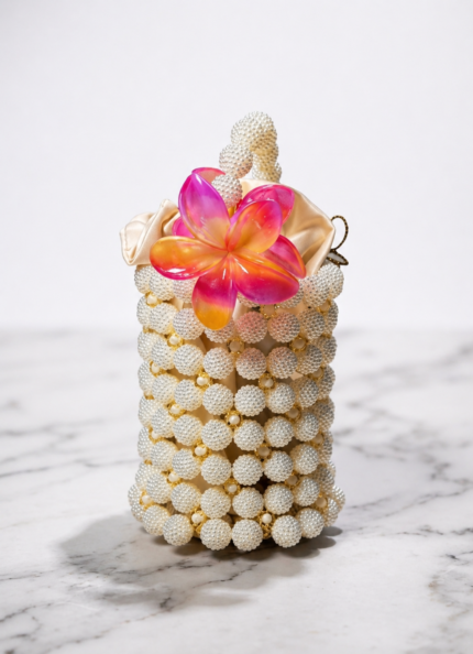 Sac perlé Malika Ya Lumi vu de dessus, ouverture et doublure satin ivoire