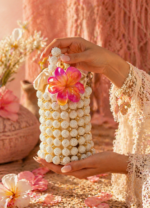 Détail de la fleur rose en résine et du tissage perlé du sac Malika Ya Lumi