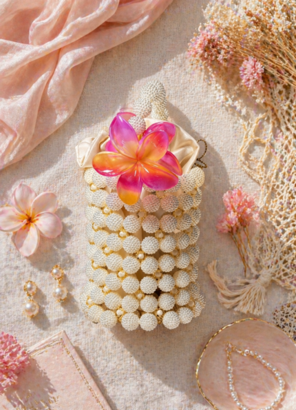 Sac Malika Ya Lumi porté en main lors d'une cérémonie traditionnelle