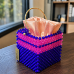 Zuri Royale – Sac à Main Perlé Violet & Rose | Sacoches de Paty – Image 2