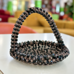 AKUA – Corbeille Décorative en Perles Noires & Fumées | Sacoches de Paty