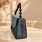 Sac ADUNNI perlé noir vu de côté