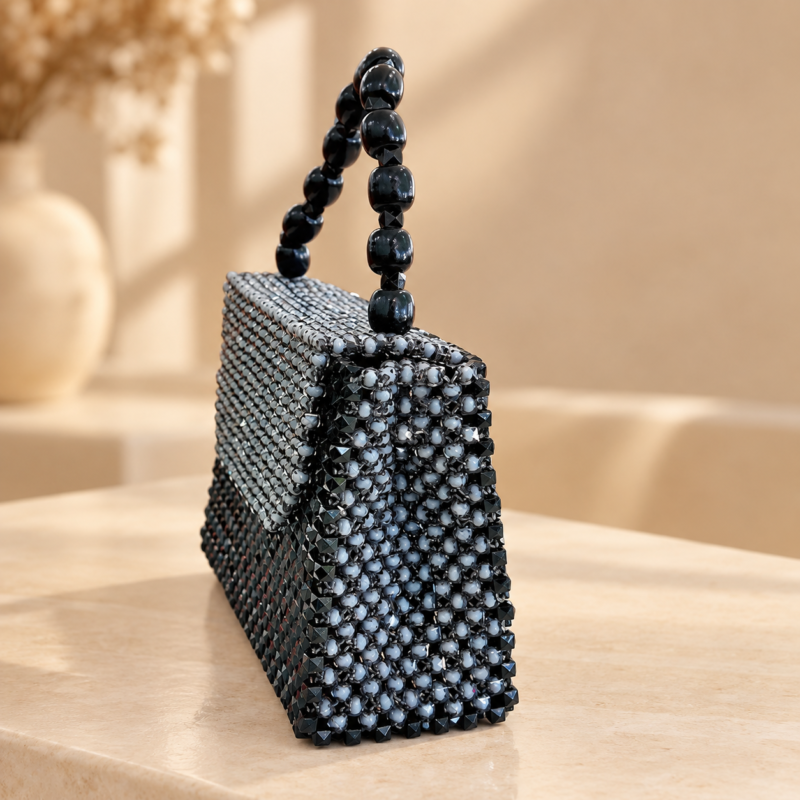 Sac ADUNNI perlé noir vu de côté