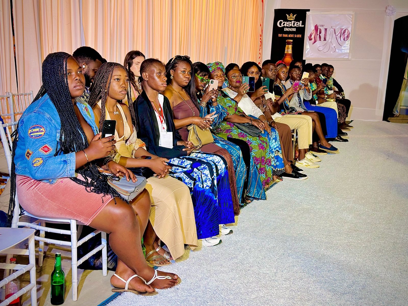 Le public autour du podium de la Fashion Innovation Week 2026.