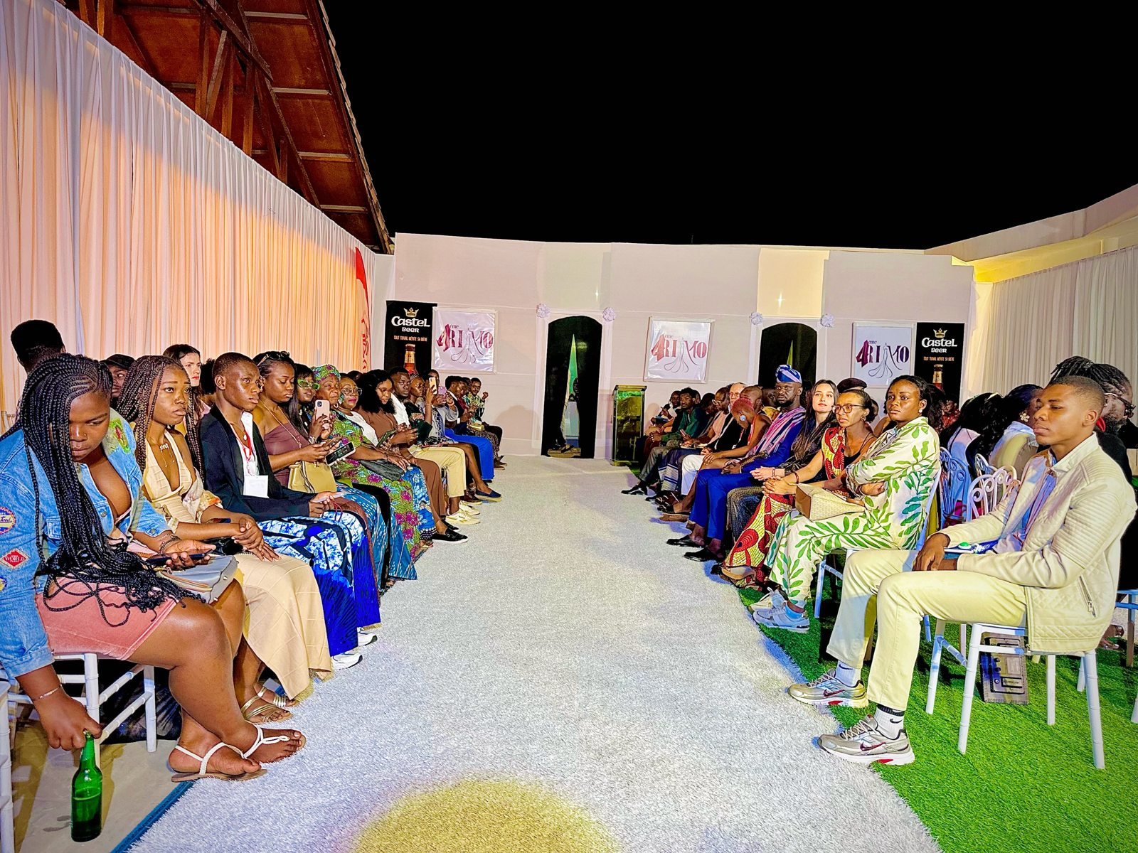 Le public autour du podium de la Fashion Innovation Week 2026.