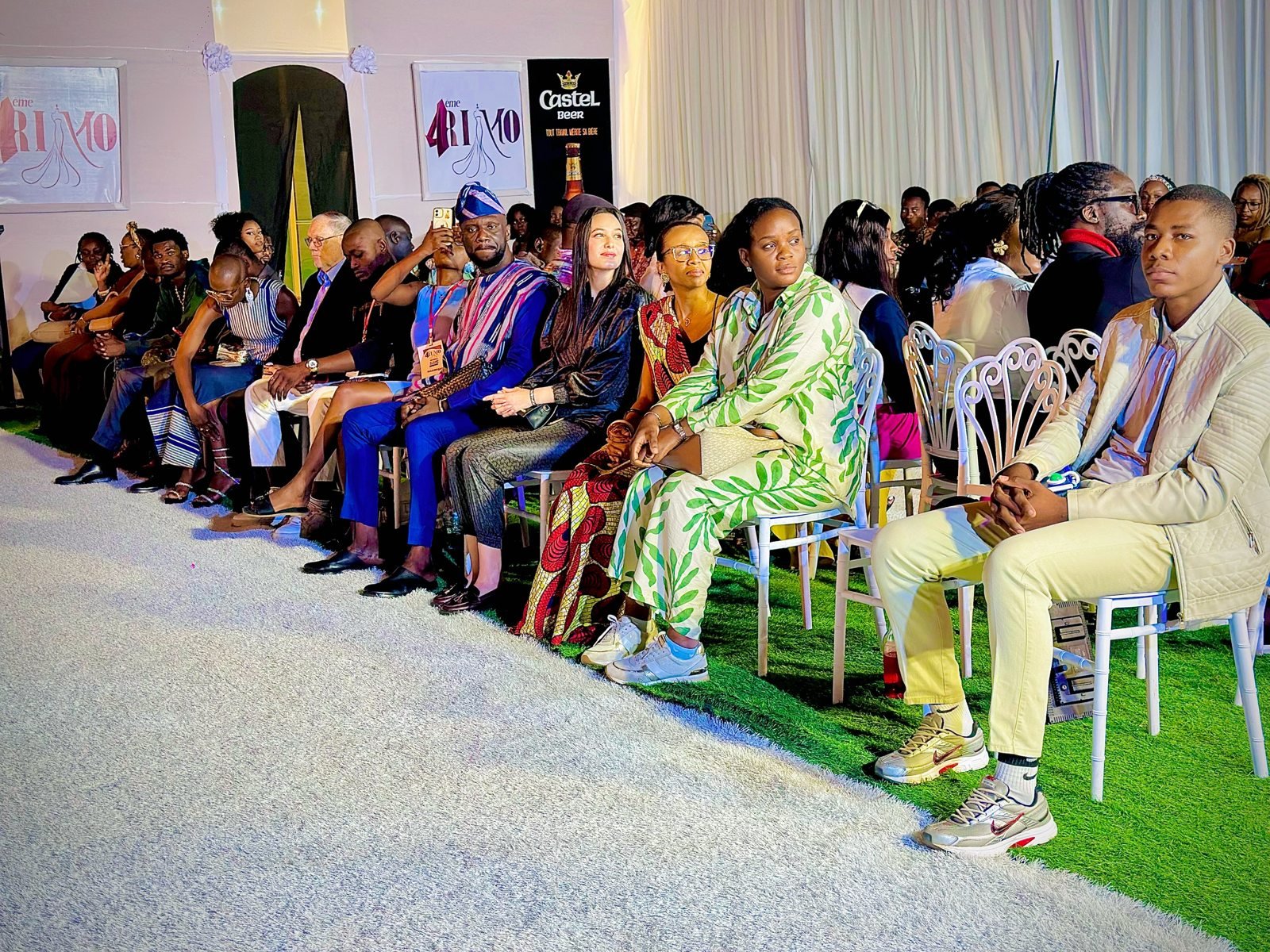 Le public autour du podium de la Fashion Innovation Week 2026.