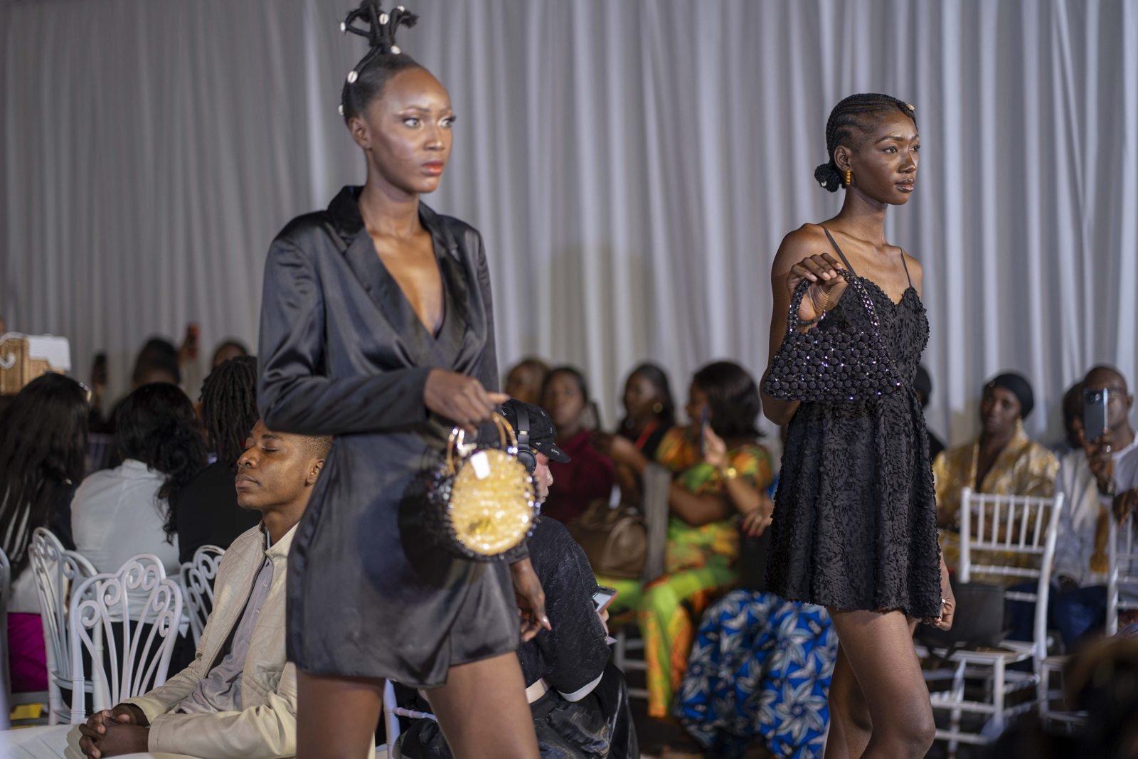 Mannequins présentant les sacs en perles des Sacoches de Paty sur le podium.