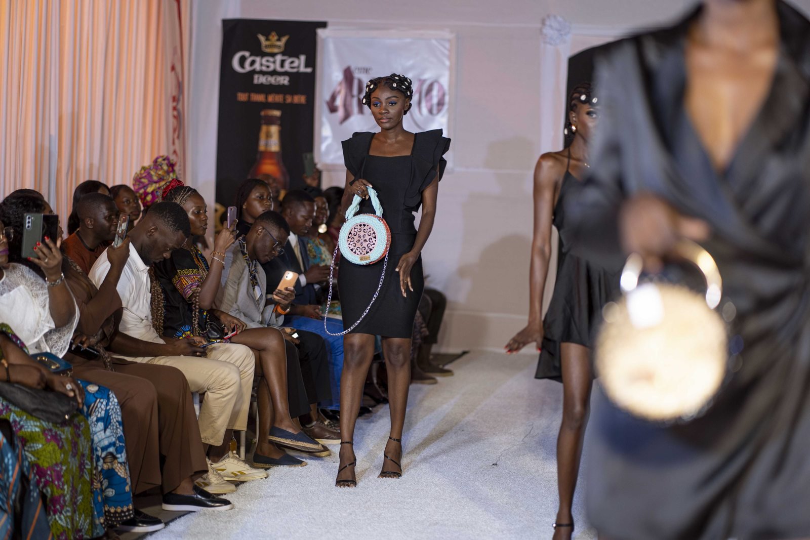Mannequins présentant les sacs en perles des Sacoches de Paty sur le podium.