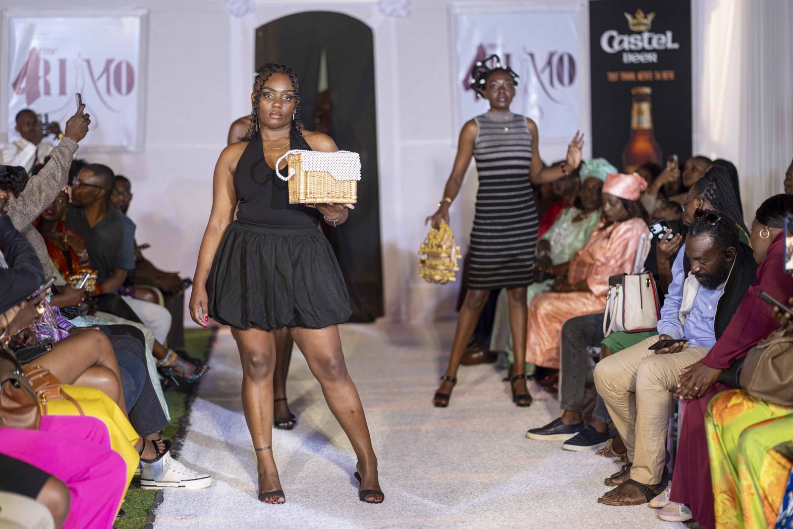 Mannequins présentant les sacs en perles des Sacoches de Paty sur le podium.