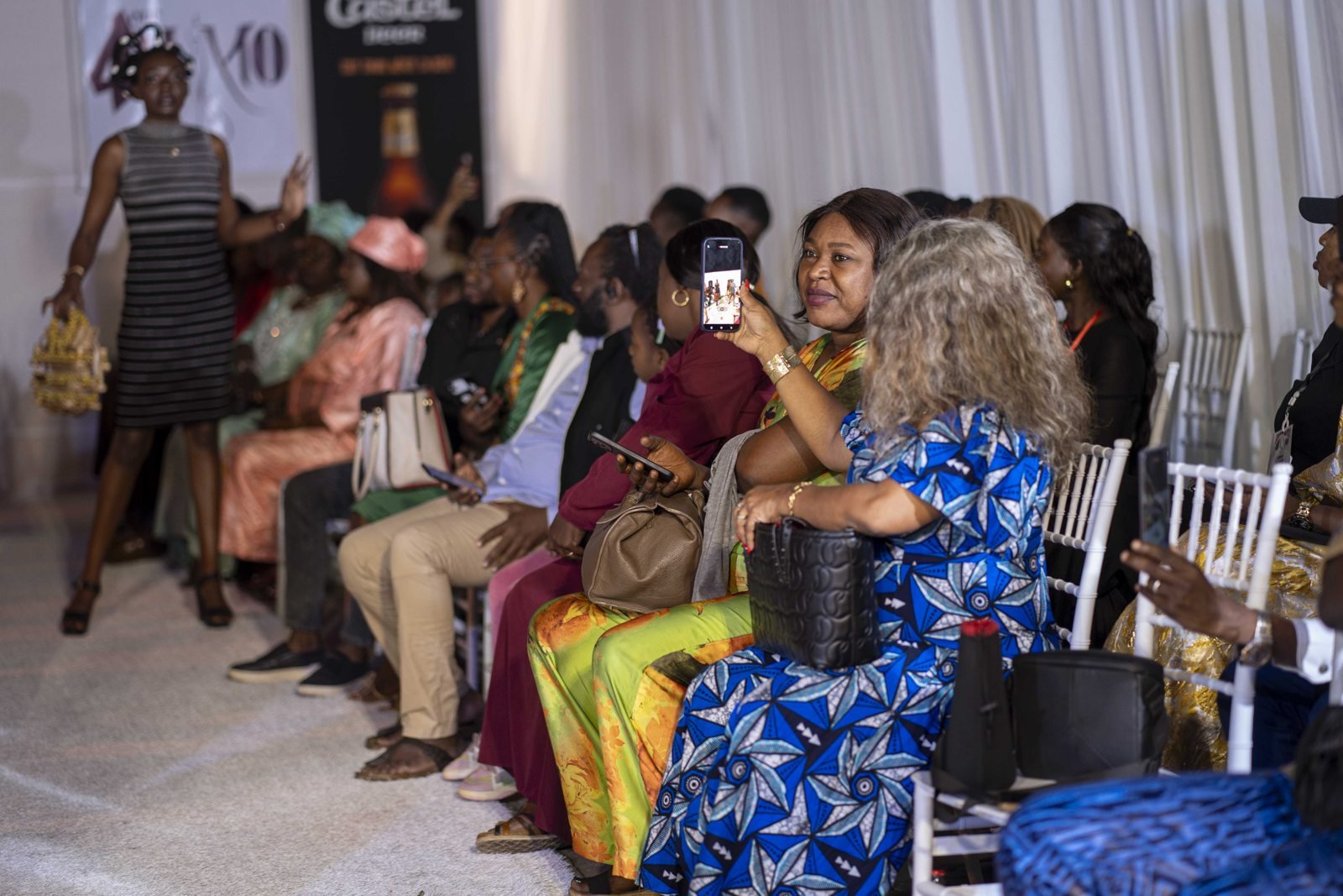 Le public autour du podium de la Fashion Innovation Week 2026.