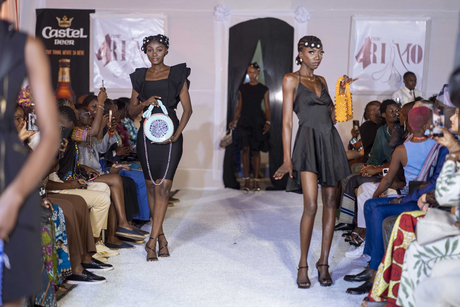 Mannequins présentant les sacs en perles des Sacoches de Paty sur le podium.
