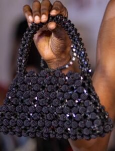 Sac cabas MALIKA noir en satin et perles – vue de détail