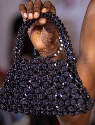 Sac cabas MALIKA noir en satin et perles – vue de détail