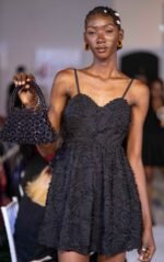 Sac cabas MALIKA noir en satin et perles – porté à la main