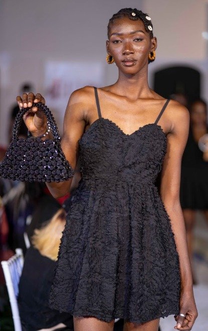 Sac cabas MALIKA noir en satin et perles – porté à la main