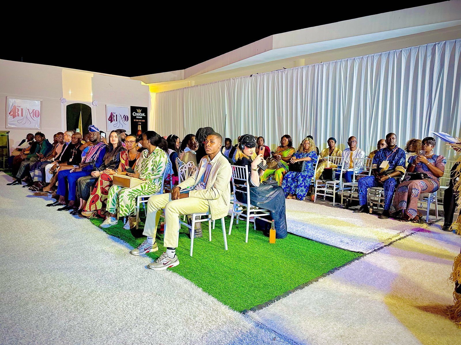 Le public installé de part et d’autre du podium de la Fashion Innovation Week à Pointe-Noire.
